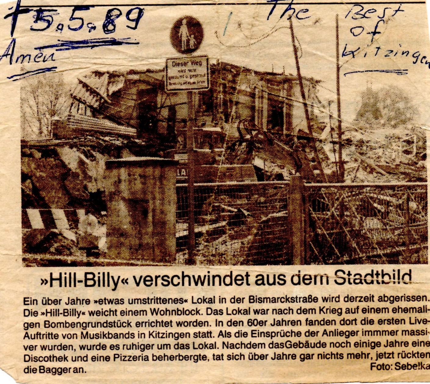 Gedenkstein aus Papier: In Traudls Fotoalbum findet sich auch dieser alte Zeitungsausschnitt über den Abriss der ehemaligen Hill-Billy Bar. (Foto: Sebelka/Kitzinger Zeitung)