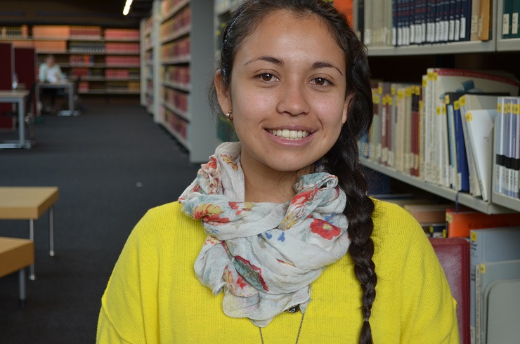 Lorena Barrera in der Bibliothek der Uni Regensburg – nach dem Au-Pair-Jahr studiert sie BWL und lebt ein völlig anderes Leben als in ihrer Heimat Kolumbien. (Foto: Amanda Müller)