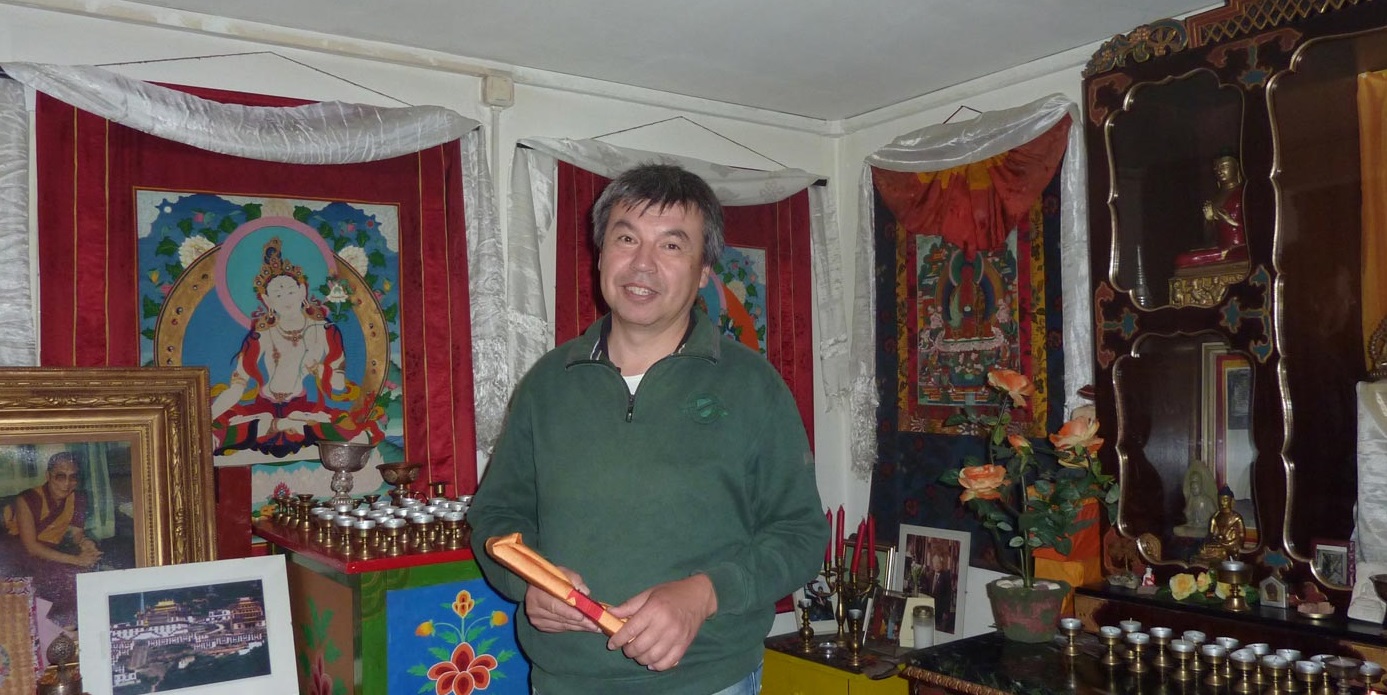 Nimgir Bembejev kümmert sich um den Erhalt des kleinen „Tempels“ in Ludwigsfeld und pflegt die Kultstätte der Buddhisten. (Foto: Sandra Schnabel)